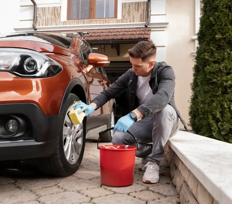 Lavage auto à domicile Saint-Victor-de-Morestel : professionnel intervenant sur un véhicule